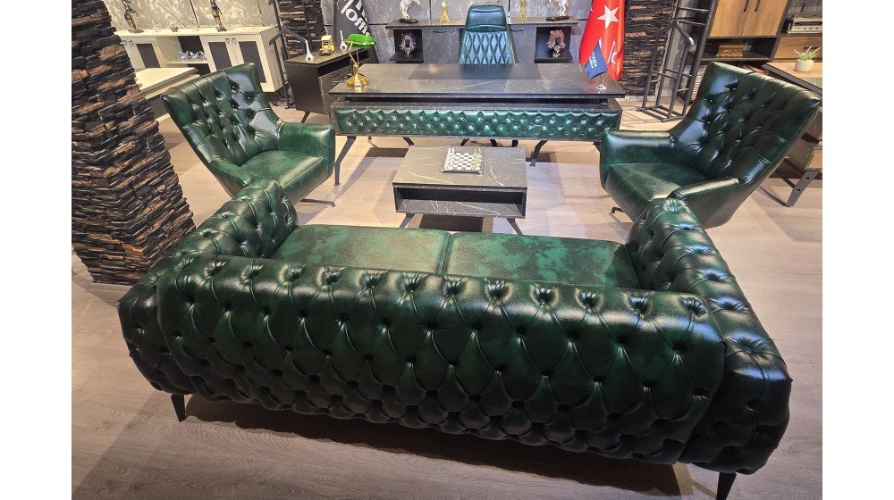 Kapi Chester yönetici masa takımı, kapitoneli ön paneli, mermer desenli tablası ve metal ayakları ile modern ofis ortamında Tilia dönerli Chester bekleme grubu ile sergileniyor.